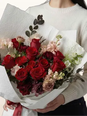 Bó Hồng Đỏ Giấy Trắng